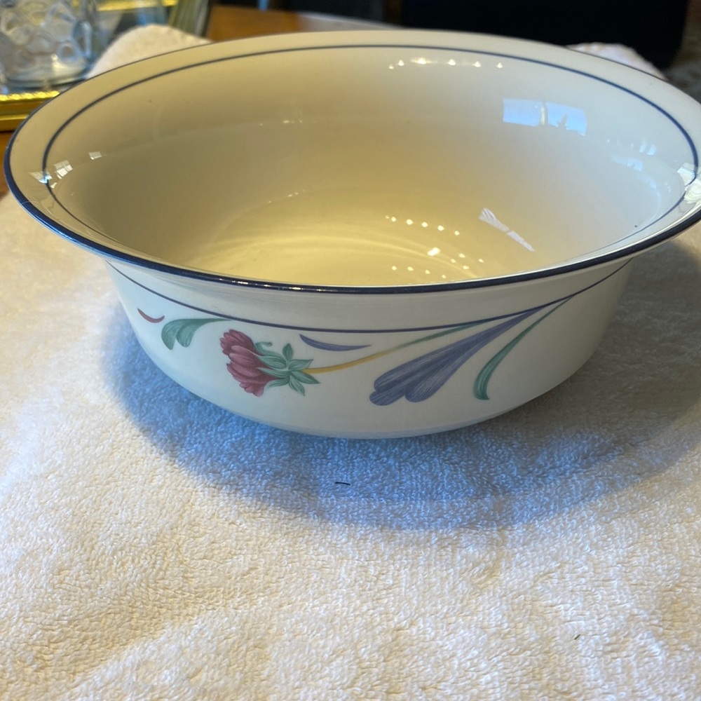 Lennox Poppies on Blue bowl. 8.5 inches round 3.25 tall. Like new. Serving bowl